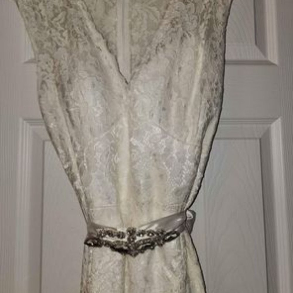 Formal dress - Picture 3 of 3